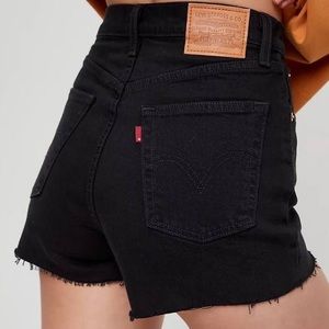 Levi’s Ribcage Denim Shorts 🖤